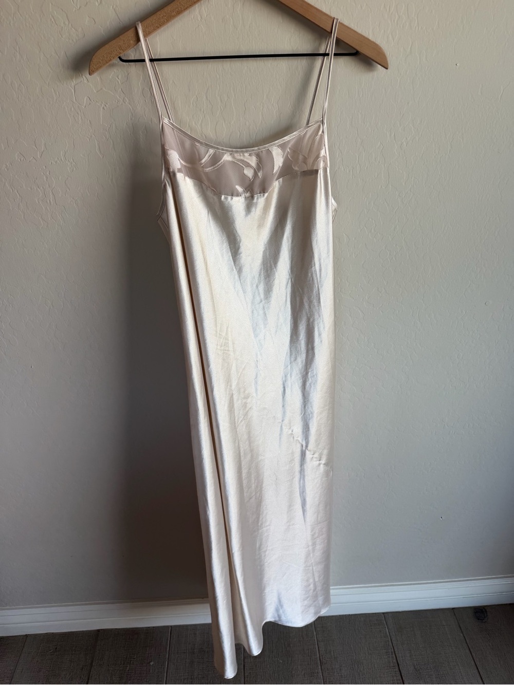 Natori Women’s Champagne Satin Nightgown Slip Dress Glam Lounge Romantic Sexy - Picture 2 of 5